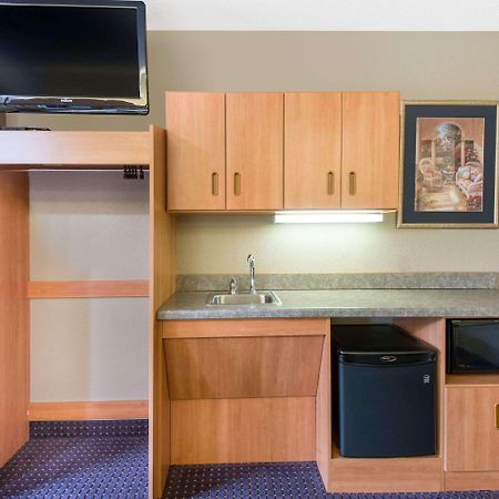 Microtel Inn & Suites By Wyndham Hazelton/Bruceton Mills Exterior foto