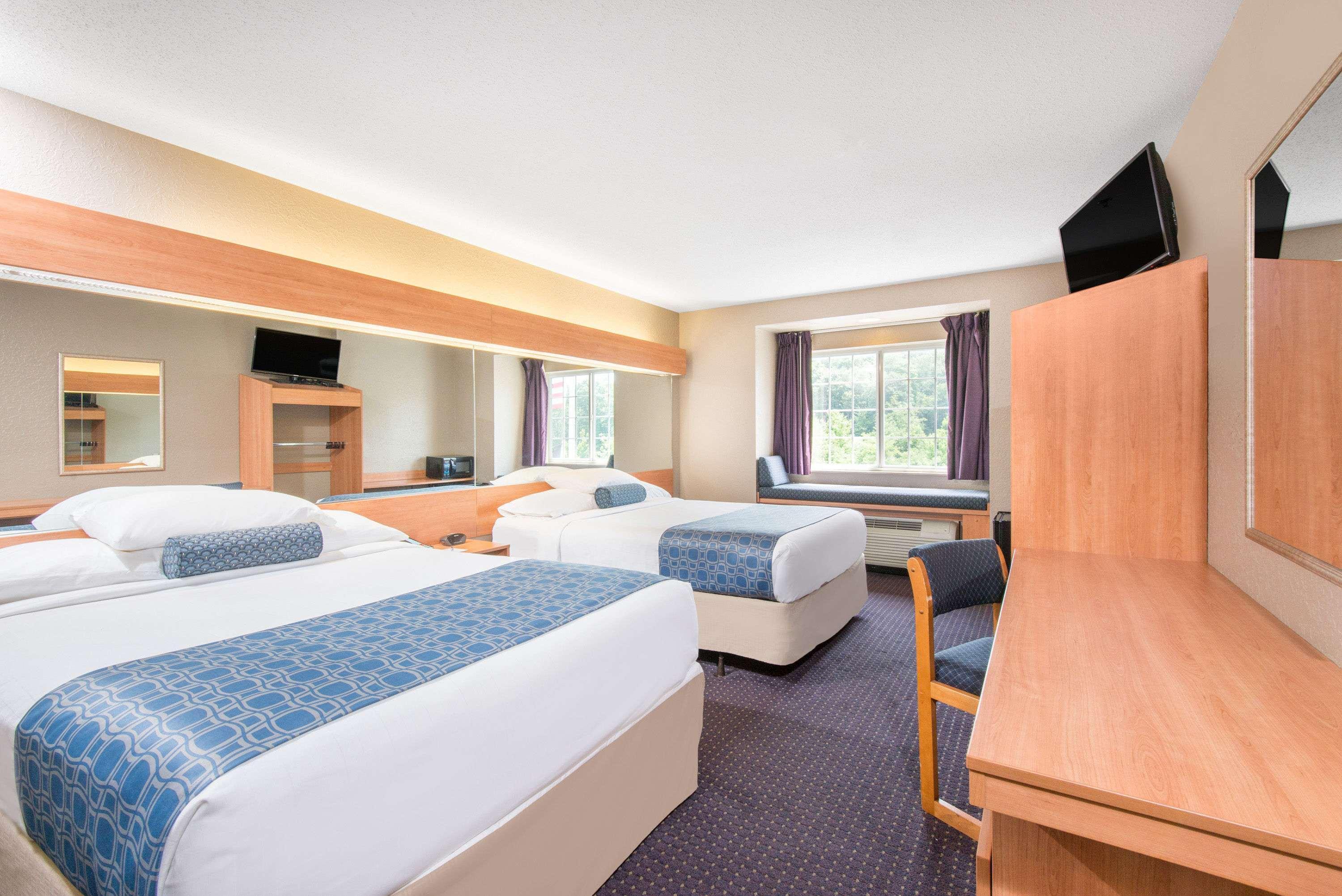 Microtel Inn & Suites By Wyndham Hazelton/Bruceton Mills Exterior foto