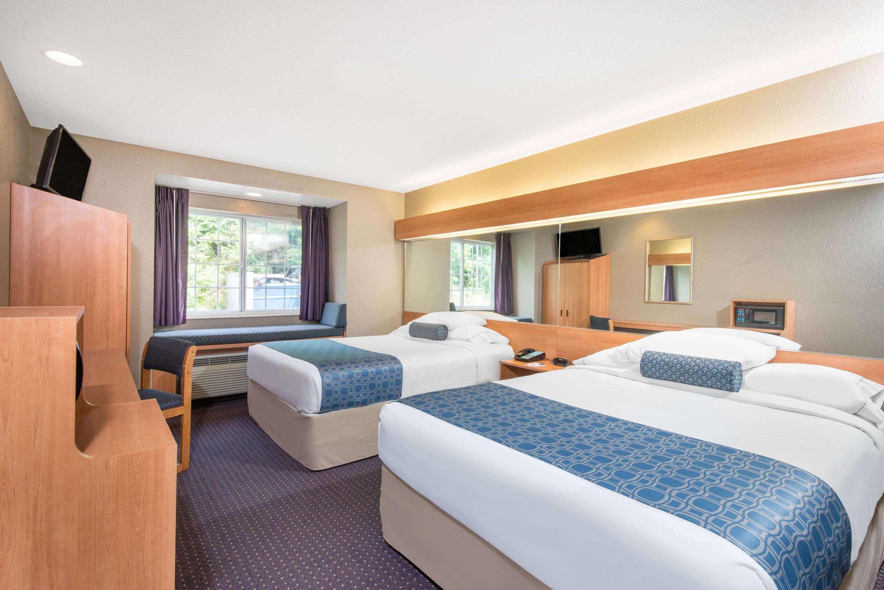 Microtel Inn & Suites By Wyndham Hazelton/Bruceton Mills Exterior foto