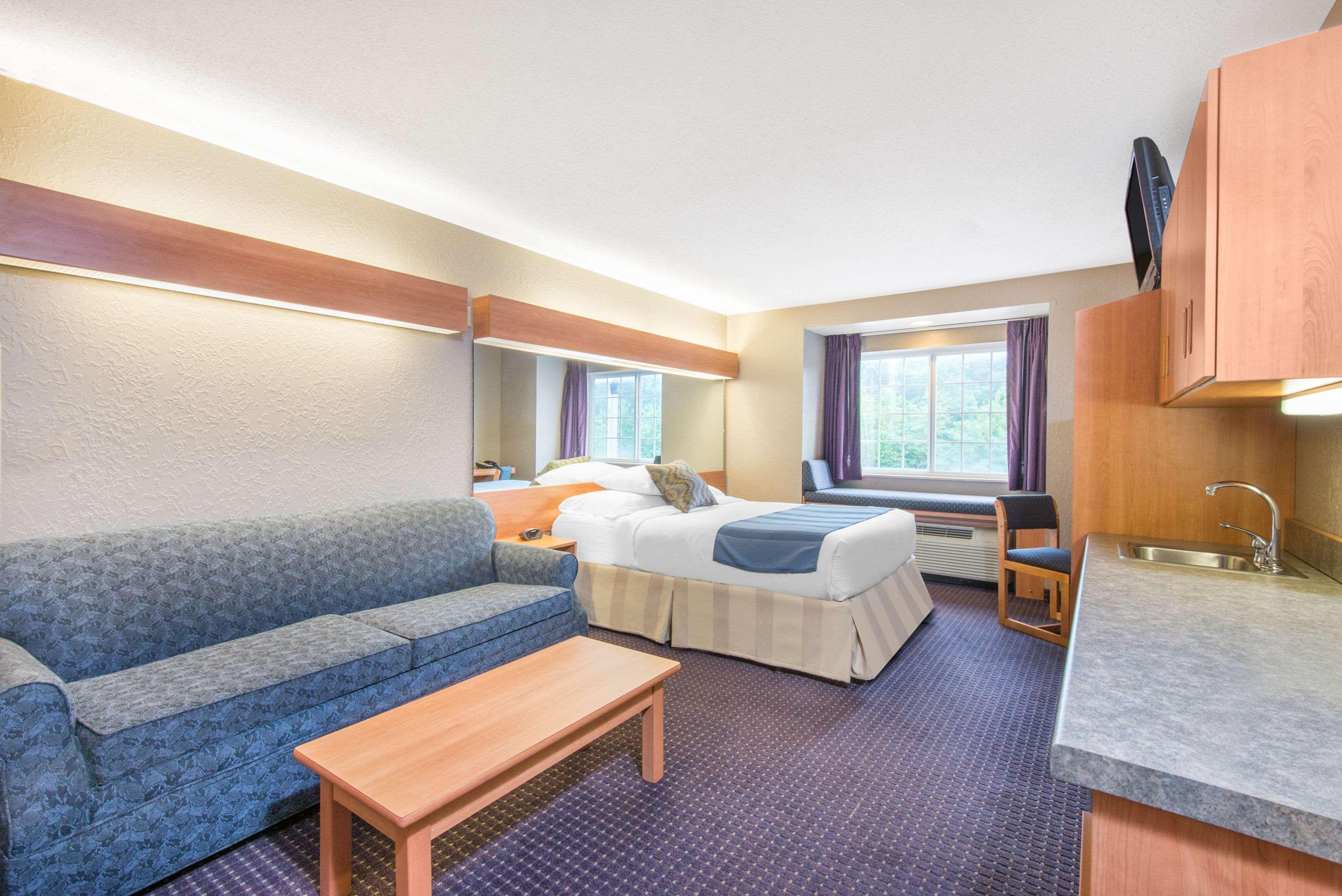 Microtel Inn & Suites By Wyndham Hazelton/Bruceton Mills Exterior foto