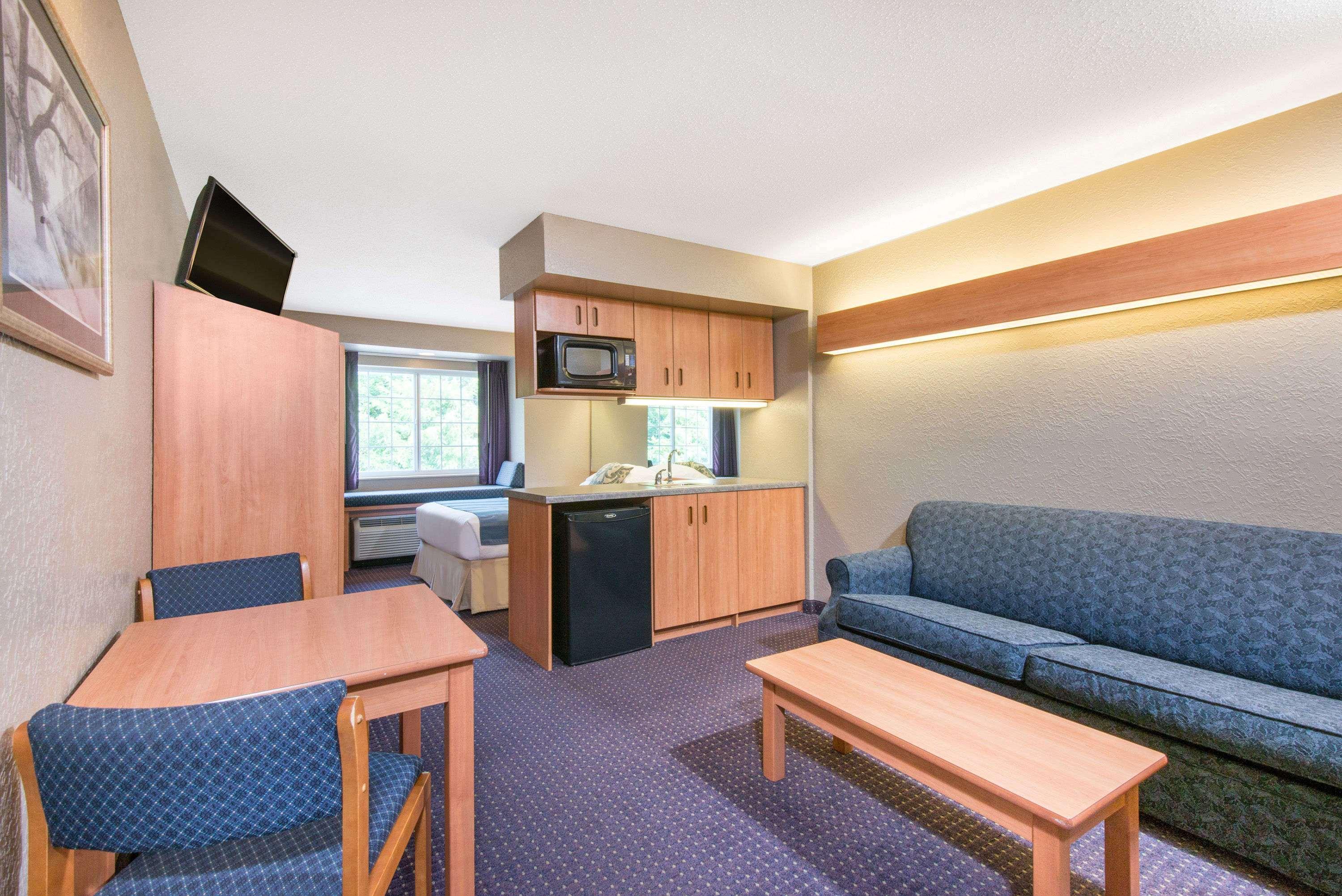 Microtel Inn & Suites By Wyndham Hazelton/Bruceton Mills Exterior foto