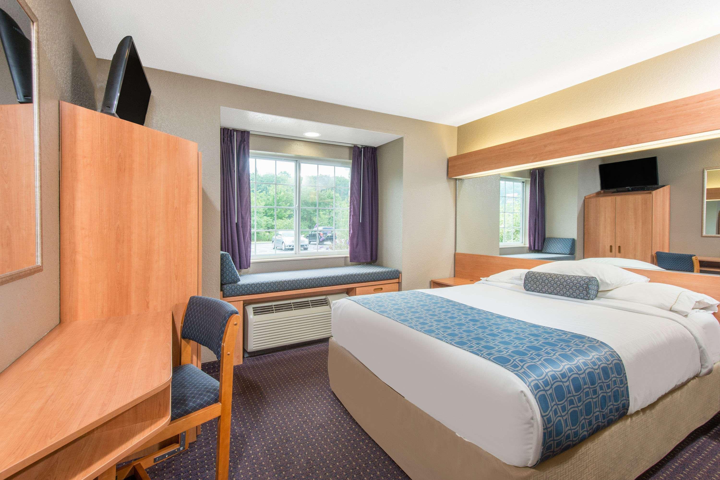 Microtel Inn & Suites By Wyndham Hazelton/Bruceton Mills Exterior foto