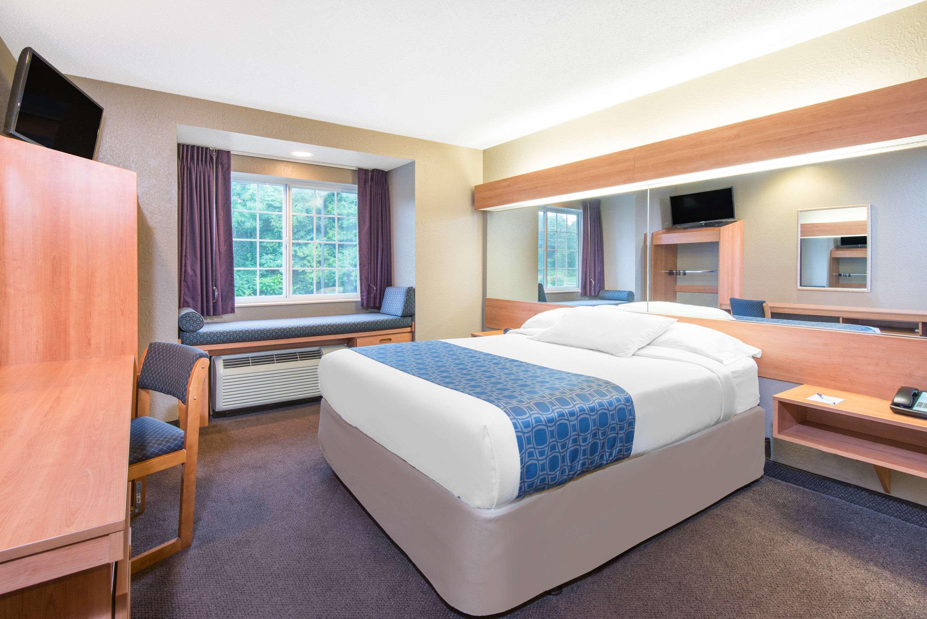 Microtel Inn & Suites By Wyndham Hazelton/Bruceton Mills Exterior foto