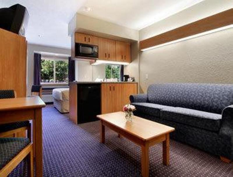 Microtel Inn & Suites By Wyndham Hazelton/Bruceton Mills Habitación foto